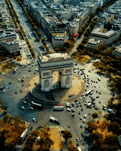 パリ凱旋門の周り回る車の動画。